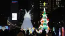 Lentera berbentuk kelinci dan pohon natal ditampilkan selama perayaan Tahun Kelinci 2023 mendatang di Lapangan Gwanghwamun, Seoul, Korea Selatan, Senin (19/12/2022). Festival Lentera ini akan berlangsung dari 19-31 Desember 2022. (AP Photo/Ahn Young-joon)