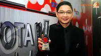 Vokalis Ungu, Pasha meraih penghargaan Most Gorgeous Dad di ajang Infotainment Award 2014 (Liputan6.com/Rini Suhartini)