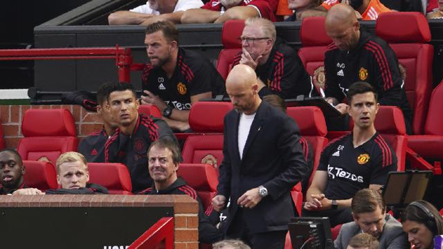 Foto: Viral Ekspresi Manyun Cristiano Ronaldo saat Duduk di Bangku Cadangan MU