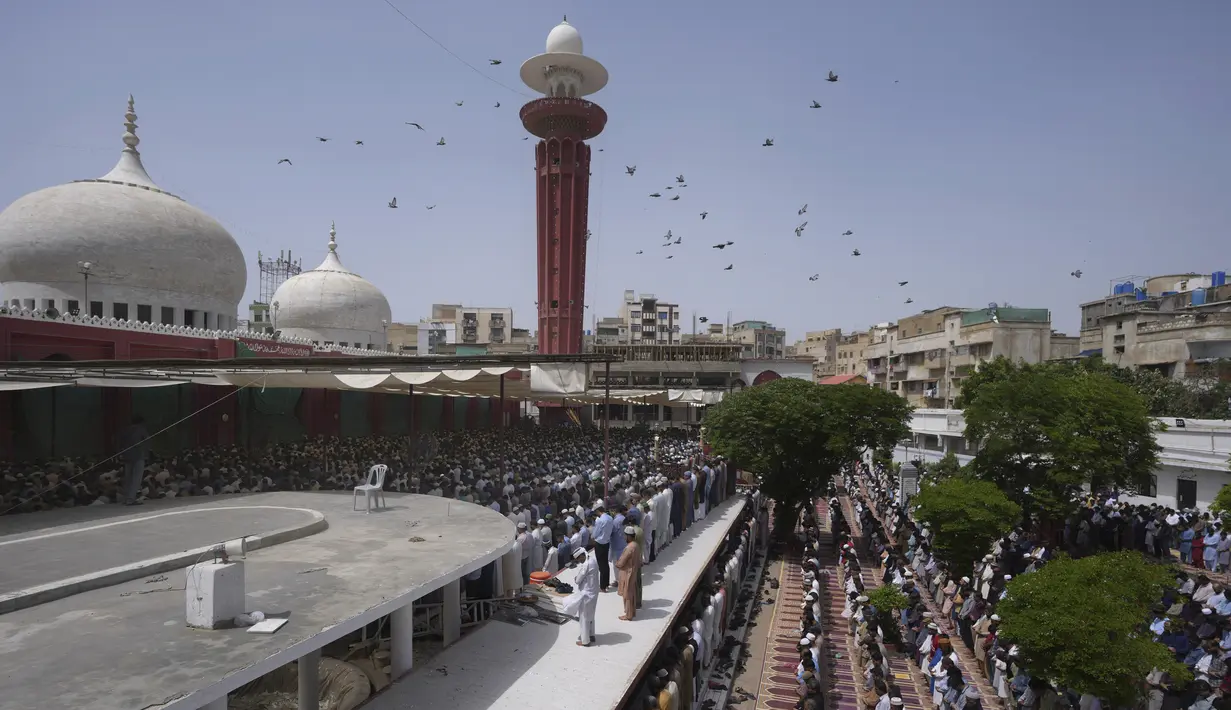 <p>Orang-orang melakukan shalat Jumat pertama selama bulan suci Ramadhan, di sebuah masjid, di Karachi, Pakistan, Jumat, 24 Maret 2023.(AP Photo/Fareed Khan)</p>