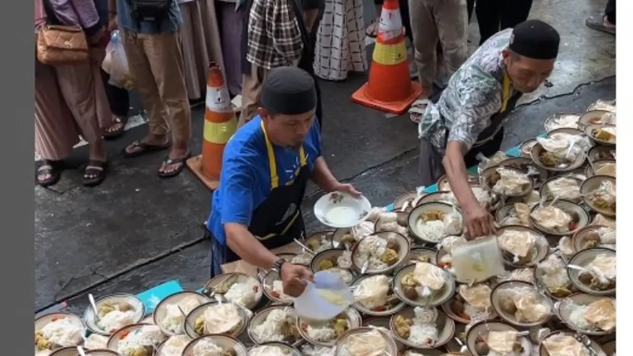 Tradisi Berbagi Makanan Buka Puasa Gratis di Masjid Jogokariyan Jogja yang Gunakan Piring, Bukan Hanya untuk Kurangi Sampah.  foto: Instagram @masjidjogokariyan
