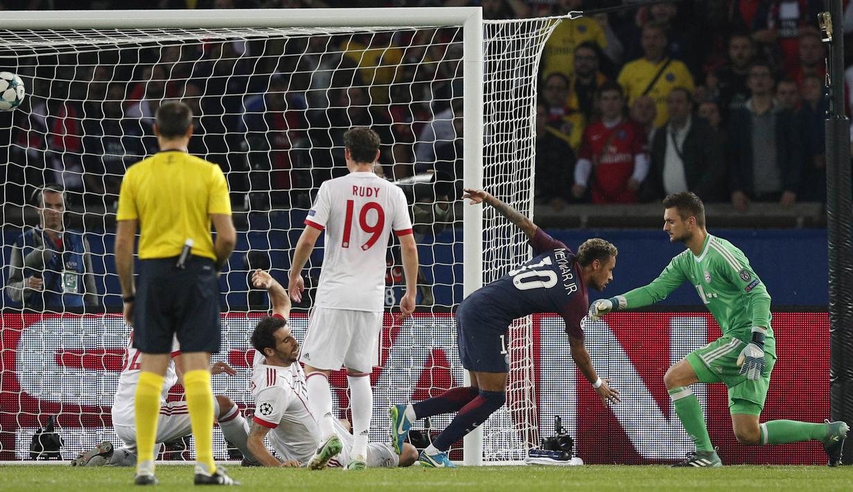 Striker PSG, Neymar, mencetak gol ke gawang Bayern Munchen pada laga Liga Champions di Stadion Parc des Princes, Kamis, Rabu (27/9/2017). PSG menang 3-0 atas Bayern Munchen. (AP/Christophe Ena)