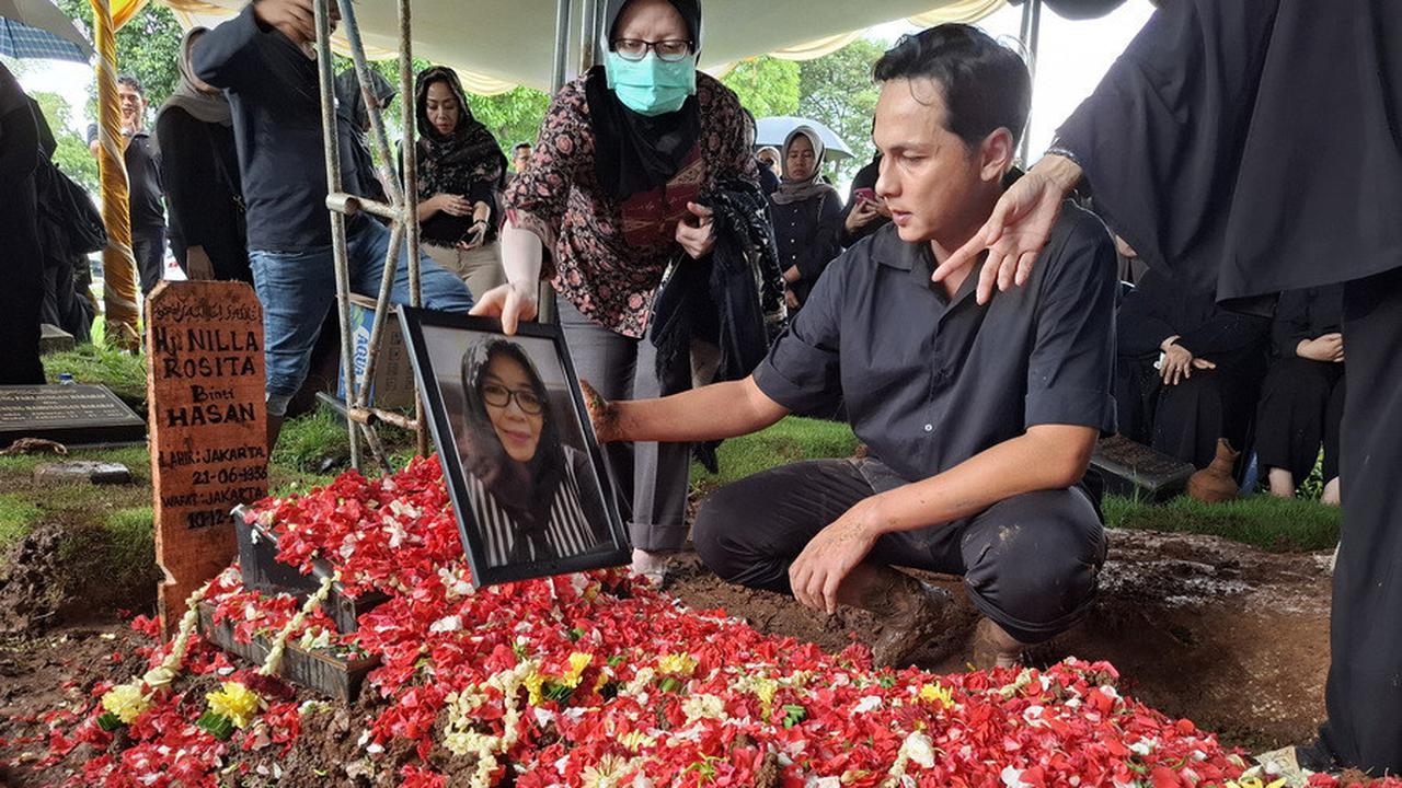 8 Potret Andhika Pratama Beberkan Alasan Ibu Mertuanya Dimakamkan Satu Liang dengan Adik Ussy Sulistiawaty