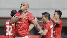 Striker Baru Persija, Reinaldo, melakukan selebrasi usai mencetak gol ke gawang Persiba pada laga Liga 1 di Stadion Patriot, Bekasi, Jumat  (12/8/2017). Persija menang 2-0 atas Persiba. (Bola.com/M Iqbal Ichsan)