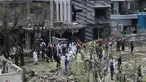 Petugas polisi, penyelidik, dan petugas penyelamat berkumpul di lokasi ledakan, di Lahore, Pakistan, Rabu (23/6/2021). Ledakan itu terjadi sekitar 120 meter dari kediaman Hafiz Saeed di Lahore, menurut laporan. (AFP/Arif Ali)