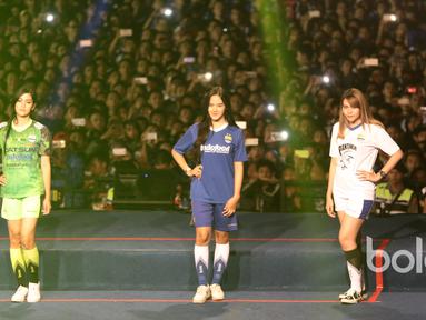 Model mengenakan contoh jersey baru Persib Bandung yang baru pada Launching di Stadion Siliwangi, Bandung, Minggu (2/4/2017). Jersey baru tersebut akan digunakan Persib Bandung untuk mengarungi Liga 1 Indonesia. (Bola.com/Nicklas Hanoatubun)