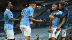 Pemain Manchester City merayakan gol yang dicetak Gabriel Jesus ke gawang Real Madrid pada laga leg kedua 16 besar Liga Champions di Etihad Stadium, Sabtu (8/8/2020) dini hari WIB. Manchester City menang 2-1 atas Real Madrid. (AFP/Oli Scarff/pool)