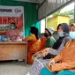 Pedagang Pasar Manonda Palu saat mengantre untuk vaksinasi. Vaksinasi pedagang pasar tradisional dilaksanakan selama dua pekan sejak 19 Mei. (Foto:Heri Susanto/ Liputan6.com).