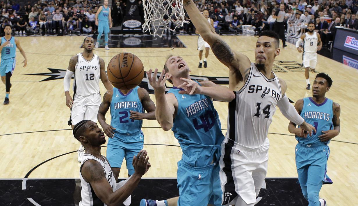 Pemain Charlotte Hornets, Cody Zeller (40) gaga melewati adangan pemain San Antonio Spurs, Danny Green (14) pada laga NBA basketball game di AT&T Center, San Antonio, (3/11/2017) waktu setempat. San Antonio menang 108-101. (AP/Eric Gay)