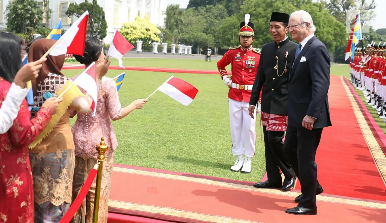 Presiden Joko Widodo (Jokowi) menyambut kedatangan Raja Swedia Carl XVI Gustaf di Istana Kepresidenan Bogor, Senin (22/5).  Jokowi dan Raja Swedia akan melakukan pertemuan bilateral dan penandatanganan nota kesepahaman. (Liputan6.com/Angga Yuniar)