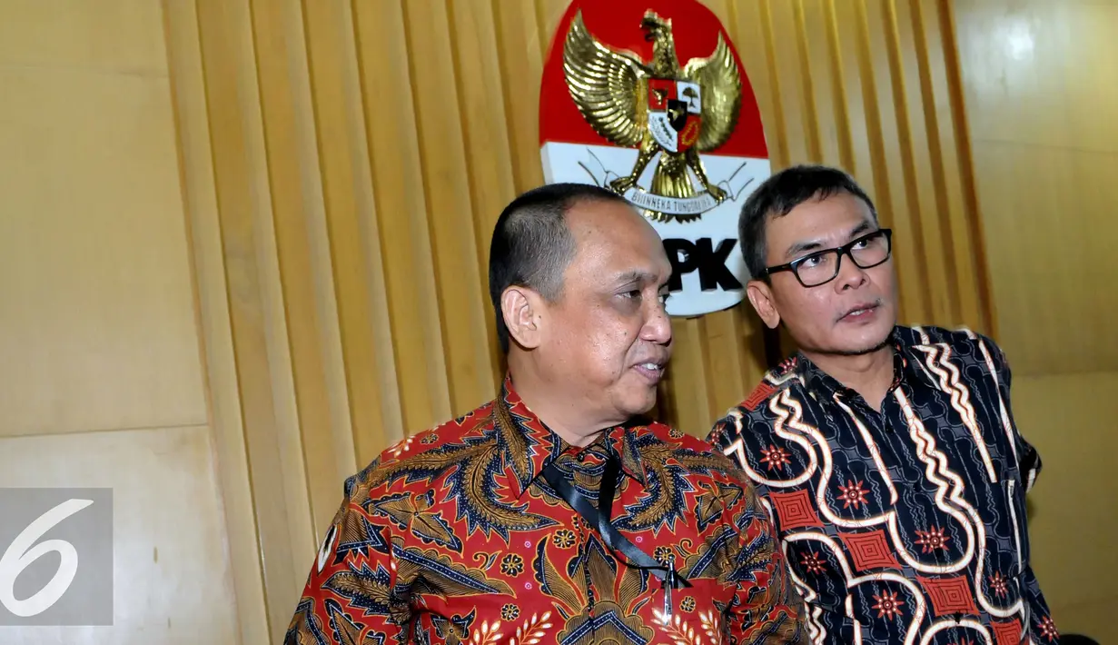 PLT Pimpinan KPK Johan Budi usai menggelar konferensi pers terkait penetapan Sekjen partai Nasdem, Patrice Rio Capella (PRC), Jakarta, Kamis (15/10/2015). Penetapan terkait pemeriksaan lanjutan kasus bansos sumatra utara. (Liputan6.com/Helmi Afandi)
