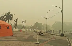 Potret Depan Rumah Gubernur dan Jalanan Palangka Raya Diselimuti Kabut Asap