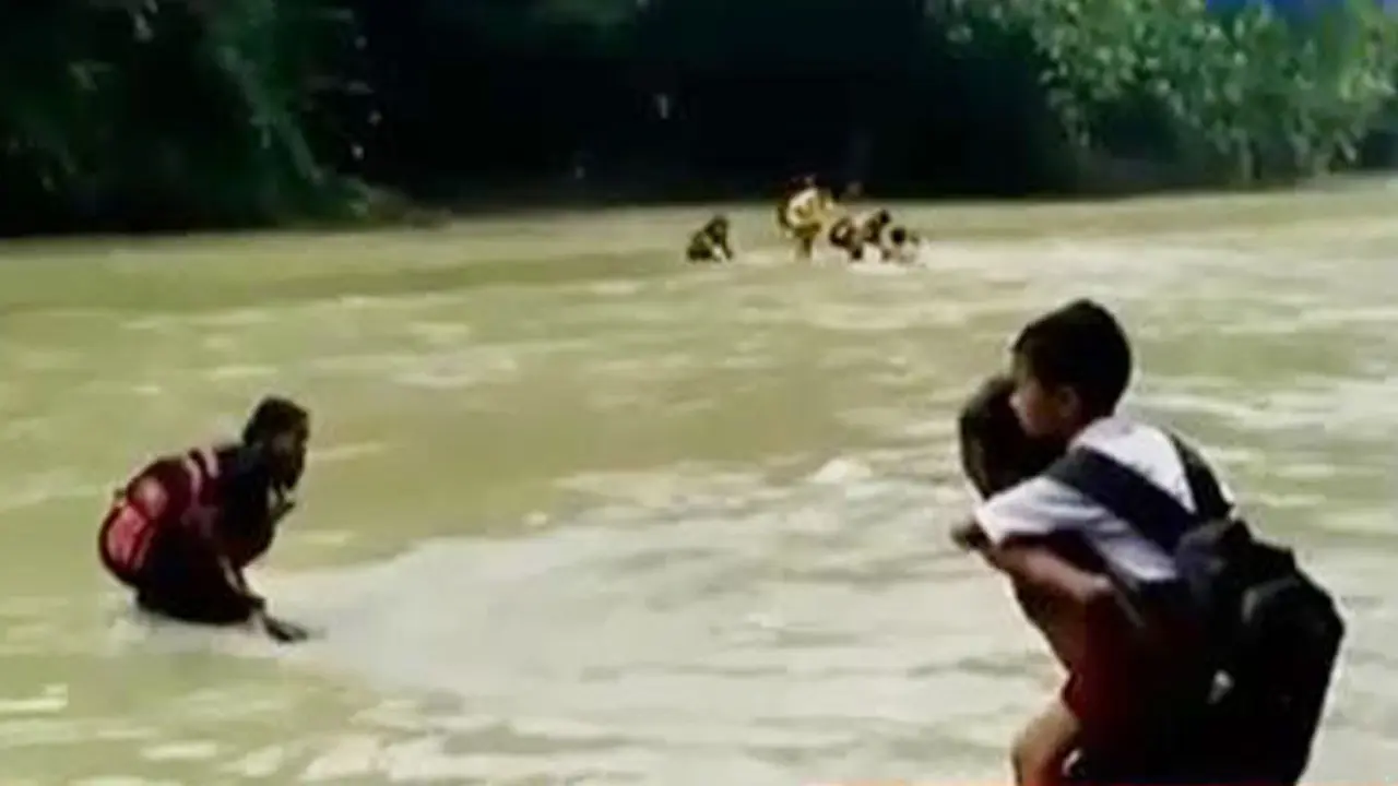 Jembatan Rusak, Siswa di Banyumas Seberangi Sungai Deras