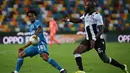 Gelandang Juventus, Juan Cuadrado, berebut bola dengan gelandang Udinese, Seko Fofana, pada laga lanjutan Serie A di Dacia Arena, Jumat (24/7/2020) dini hari WIB. Juventus kalah 1-2 atas Udinese. (AFP/Marco Bertorello)