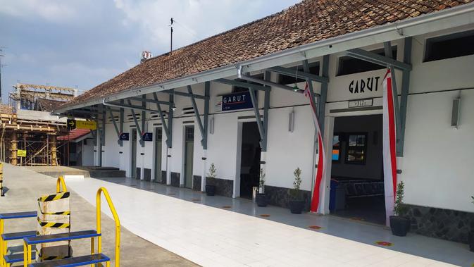 Dengan mempertahankan corak cat putih, tampak halaman luas nan bersih, terlihat asri di area pemberhentian penumpang Stasiun Kereta Api Garut Kota, Jawa Barat. (Liputan6.com/Jayadi Supriadin)