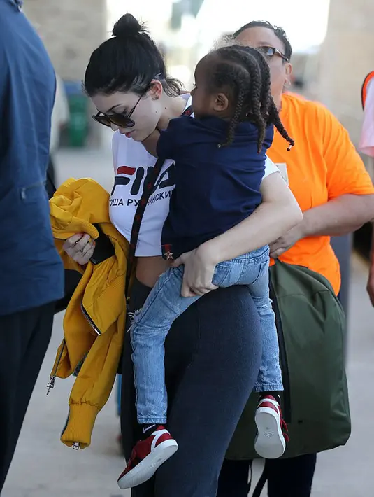 Kylie yang ikut berlibur bersama saudaranya yang lain pun juga mengajak Tyga, dan anak kekasihnya tersebut, King Kairo. Seperti seorang ibu pada umumnya, Kylie pun terlihat menggendong King saat itu. (doc.dailymail.com)