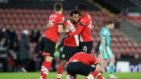 Para pemain Southampton merayakan keberhasilan mengalahkan Liverpool dengan skor 1-0 pada laga lanjutan Premier League musim ini, Selasa (05/01/2021) dini hari WIB. (AFP)