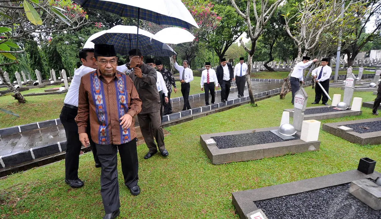 Tabur bunga dilakukan Ketua BPK, Harry Azhar Azis dalam rangka HUT BPK RI ke-68, Jakarta, Selasa (13/1/2015). (Liputan6.com/Miftahul Hayat)