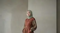 9 Gamis Brokat Coklat Mahogany untuk Usia 40-an, Tampil Anggun dan Berkelas