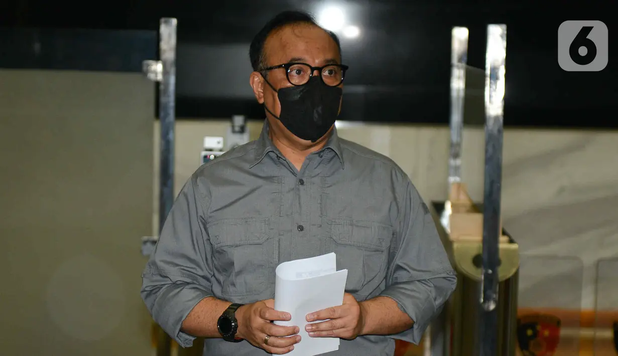 Kadiv Humas Polri Irjen Dedi Prasetyo memberikan keterangan terkait kabar penangkapan dan penahanan terhadap Irjen Ferdy Sambo di Mabes Polri, Jakarta Selatan, Sabtu (6/8/2022). Dedi Prasetyomenyatakan bahwa Irjen Ferdy Sambo kini ditahan di Mako Brimob Polri, Kelapa Dua, Depok. Namun tidak merinci sampai kapan penahanan tersebut dilakukan. (Liputan6.com/Herman Zakharia)