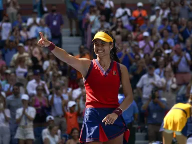 Petenis Inggris Raya, Emma Raducanu tersenyum usai mengalahkan Belinda Bencic dari Swiss pada perempat final kejuaraan tenis AS Terbuka di Arthur Ashe Stadium, New York (8/9/2021). Petenis remaja 18 tahun ini menang atas Belinda Bencic 6-3 6-4. (AP Photo/Elise Amendola)