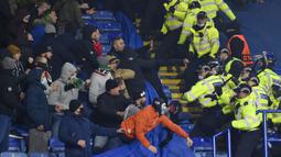 Sebuah perkelahian pun pecah antara spuporter Leiga Warsawa dan petugas kepolisian. Kejadian tersebut berlangsung selama sekitar 10 menit. (AP/Rui Vieira)