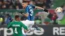 Gelandang Inter Milan, Cristiano Biraghi, berebut bola dengan pemain Ludogorets, Cicinho dalam leg pertama 32 besar Liga Europa di Huvepharma Arena, Kamis (20/2/2020). Inter Milan sukses membawa pulang kemenangan usai mengalahkan tuan rumah Ludogorets 2-0. (AP/Vadim Ghirda)