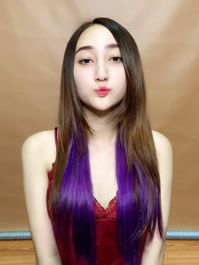 6 Potret Terbaru Sandrina IMB dengan Rambut Ungu, Bikin Pangling
