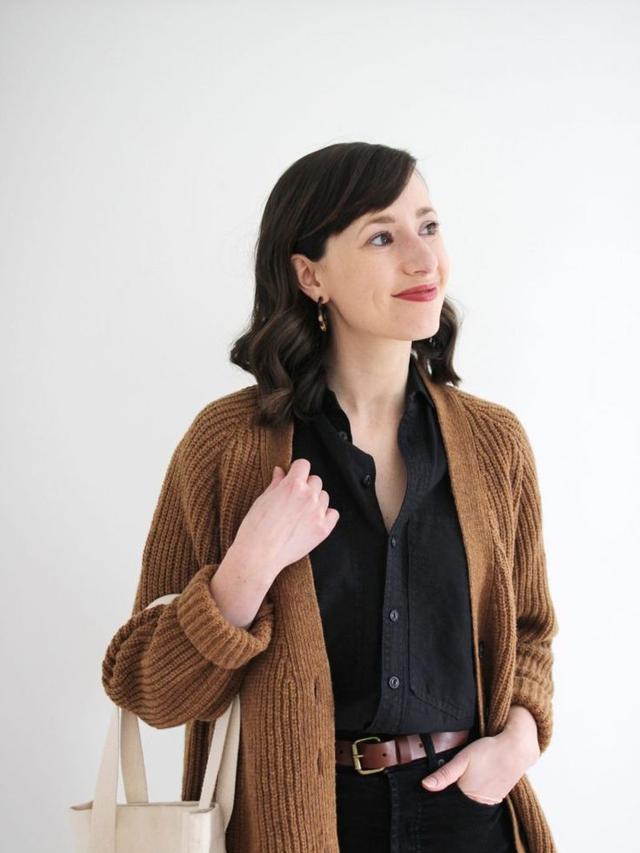 Kombinasi Kemeja Hitam dengan Outer, Menciptakan Kesan Santai