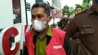 Tersangka korupsi APBDes Kesugihan Kidul, AM, di Kantor Kejari Cilacap. (Foto: Liputan6.com/Dok.Kejari Cilacap)