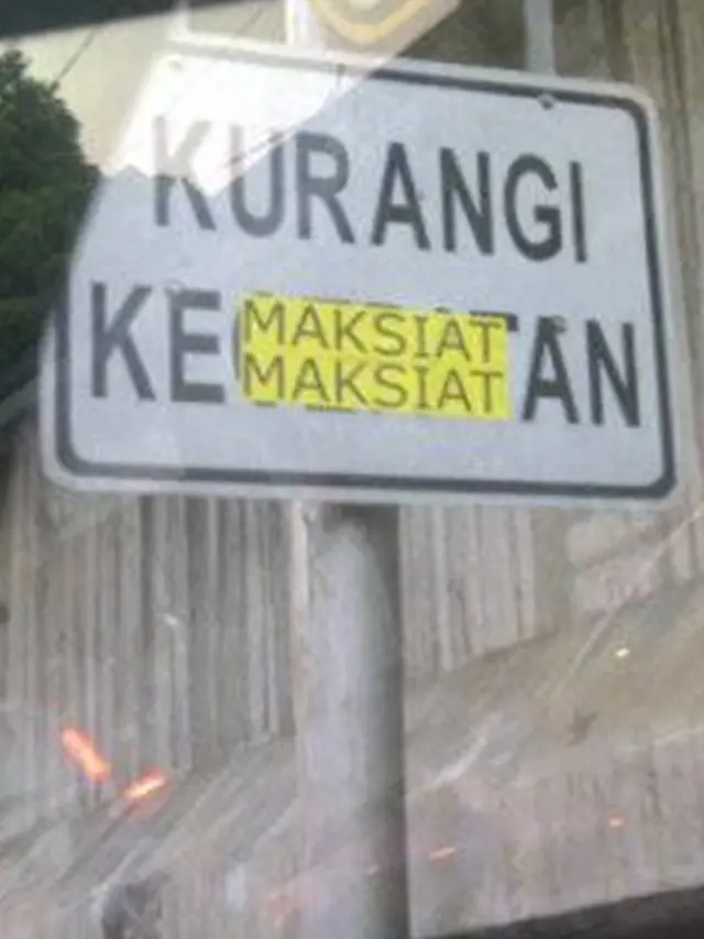 6 Tulisan Kurangi Kecepatan di Jalan Ini Bikin Geleng Kepala