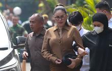 FOTO: Nikita Mirzani  dan Asistennya Mail Diserahkan ke Kejari Jakarta Selatan