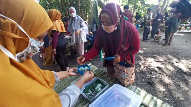 Pagi-pagi berbelanja di Pasar Seni Gorontalo. (Foto: Liputan6.com/Arfandi Ibrahim)