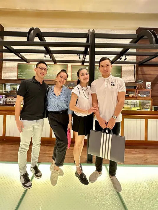 Saking awetnya persahabatan Sandra Dewi dan Yuanita Christiani, kebersamaan keduanya seperti bertransformasi dari berdua, menikah hingga dikaruniai anak. Sandra Dewi dan Harvey Moeis menikah pada tahun 2016, sementara Yuanita Christiani dan Indra Wiguna Tjipto menikah pada 2019. Saling dampingi saat sahabat menikah dulu, tentunya menjadi kebahagiaan tersendiri untuk Sandra dan Yuanita. (Liputan6.com/IG/@sandradewi88)