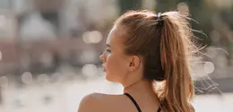 Tak hanya itu, rambut yang terlalu longgar juga berpotensi membuat frizz setelah berkeringat. [Dok/freepik.com/ansiia]
