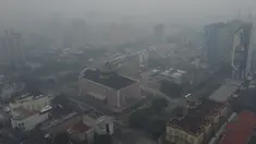 Asap dari kebakaran hutan memenuhi udara selama gelombang panas di Manaus, negara bagian Amazonas, Brasil, Kamis, 12 Oktober 2023. Di tengahnya adalah teater Amazonas. (AP Photo/Edmar Barros)