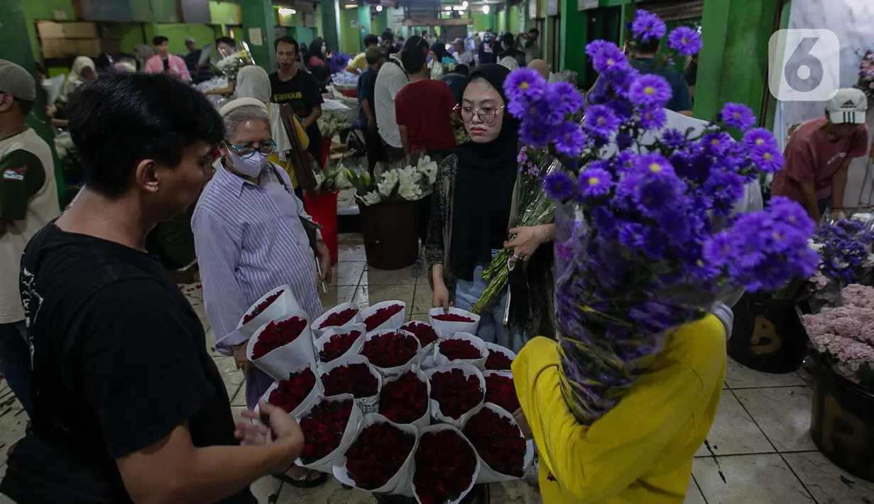 Warga memilih bunga hias yang dijual di Pasar Rawa Belong, Jakarta, Selasa (9/4/2024). (Liputan6.com/Angga Yuniar)