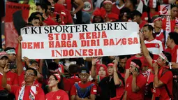Sejumlah poster penyemangat untuk Timnas U-22 Indonesia saat bertanding melawan Malaysia dalam laga semifinal Sea Games 2017 di Stadion Shah Alam, Malaysia, Sabtu (26/8). (Liputan6.com/Faizal Fanani)