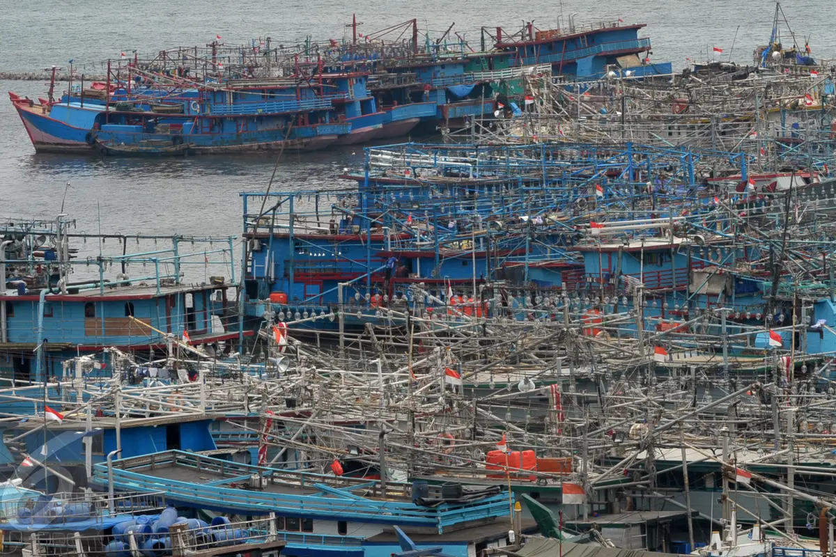 20160113-Dampak Kebijakan BBM, Ratusan Perahu Nelayan Antre di Muara Angke