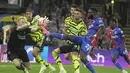 Laga awal berjalan ketat selama babak pertama. Arsenal yang bermain menyerang sejak awal diladeni The Eagles dengan permainan bertahan yang rapat. (AP Photo/Kin Cheung)