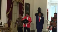 Presiden Joko Widodo atau Jokowi menitipkan sejumlah pesan untuk Liliyana Natsir yang baru saja pensiun sebagai atlet bulu tangkis. (Liputan6.com/Lizsa Egeham)