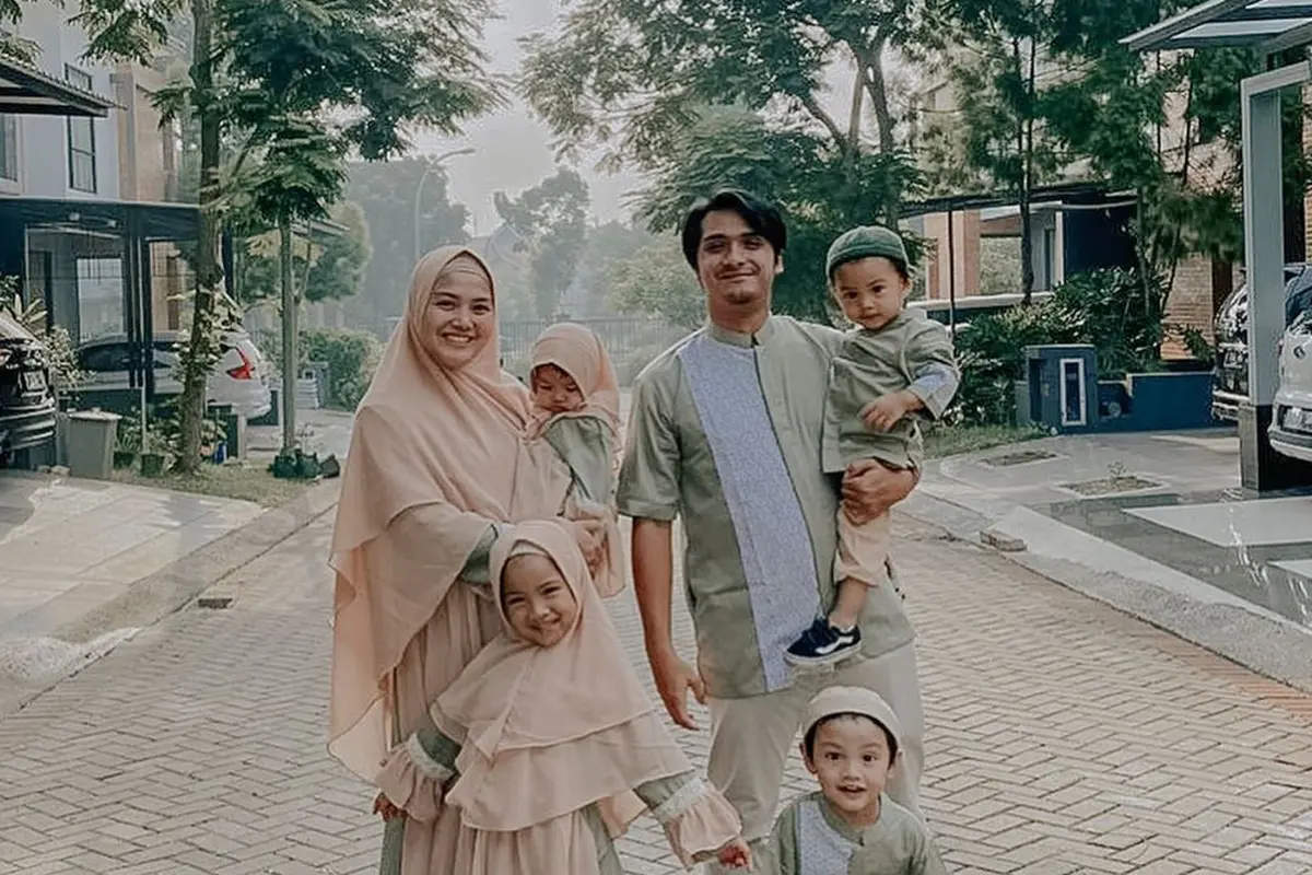 Dikaruniai Empat Anak, Ini 6 Potret Keluarga Kecil Ricky Harun dan Herfiza