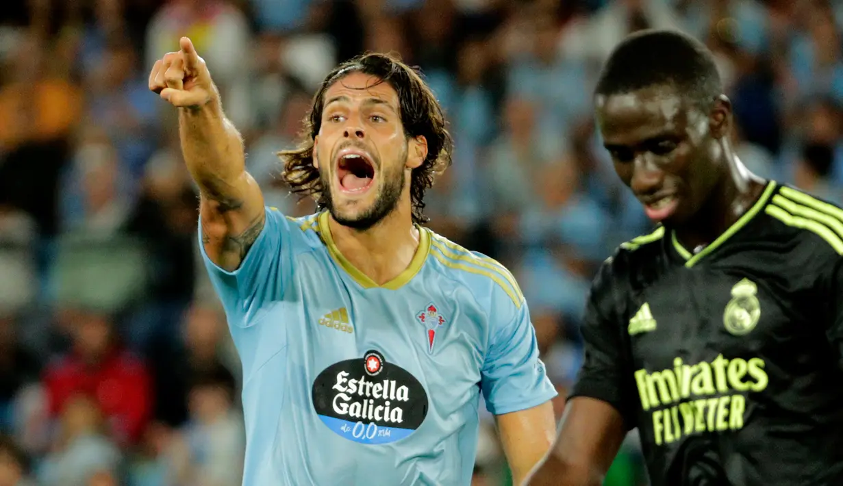 Pemain Celta Vigo Goncalo Paciencia (kiri) bereaksi saat melawan Real Madrid pada pertandingan sepak bola La Liga Spanyol di Stadion Balaidos, Vigo, Spanyol, 20 Agustus 2022. Real Madrid menang 4-1. (AP Photo/Lalo R. Villar)