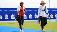 Atlet panahan putri Indonesia, Diananda Choirunnisa (kiri) usai berlomba dalam rangkaian kualifikasi cabor panahan Olimpiade Paris 2024 di Invalides Arena, Paris, Kamis (25/7/2024). Di nomor individual, Diananda Choirunnisa meraih peringkat terbaik di posisi ke-6 dengan memgumpulkan total 670 poin. (Dok. NOC Indonesia)