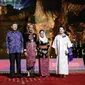 Presiden Joko Widodo (kedua kiri) didampingi Ibu Negara Iriana Joko Widodo berfoto bersama Presiden China Xi Jinping (kiri) dan istrinya Peng Liyuan pada 'Welcoming Dinner and Cultural Performance G20 Indonesia' di Taman Budaya Garuda Wisnu Kencana Bali, Selasa malam (15/11/2022). Jokowi dan Ibu Negara Iriana menyambut para pemimpin negara G20 dan tamu undangan satu per satu dengan secara khusus mengenakan baju adat Bali. (Willy Kurniawan/Pool Photo via AP)