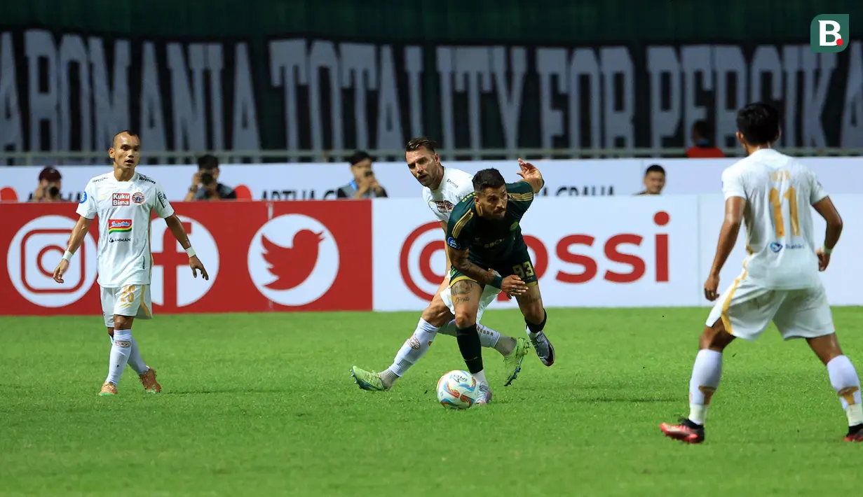 Pemain Persija Jakarta, Marko Simic (tengah kiri) berebut bola dengan pemain Persikabo 1973, Pedrinho pada laga pekan kedua BRI Liga 1 2023/2024 di Stadion Pakansari, Cibinong, Bogor, Minggu (9/7/2023). (Bola.com/M Iqbal Ichsan)