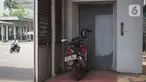 Kondisi lift orang berkebutuhan khusus yang terbengkalai di JPO Sarinah, Jakarta, Selasa (10/11/2020). Meskipun sangat berguna, namun lift yang telah lama rusak tersebut tidak kunjung diperbaiki sehingga memersulit akses bagi warga berkebutuhan khusus. (Liputan6.com/Immanuel Antonius)