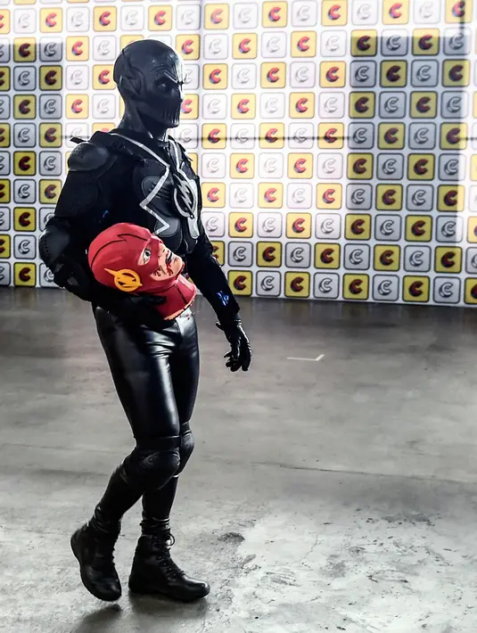 Seorang cosplay berkostum seperti Black Racer berjalan selama Comic Con Colombia 2018 di Medellin (16/11). Comic Con Colombia menyatukan penggemar dan pengusaha dari industri hiburan dan permainan berlangsung 16-18 November. (AFP Photo/Joaquin Sarmiento)