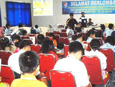 Citizen6, Subang: Lanud Suryadarma, menggelar lomba Olimpiade Sains dan Bahasa Inggris tingkat SD dan SMP se-Purwasuka (Kabupaten Purwakarta, Subang dan Karawang), di Aula Serbaguna Lanud Suryadarma, Rabu (13/4). (Pengirim: Dodo)