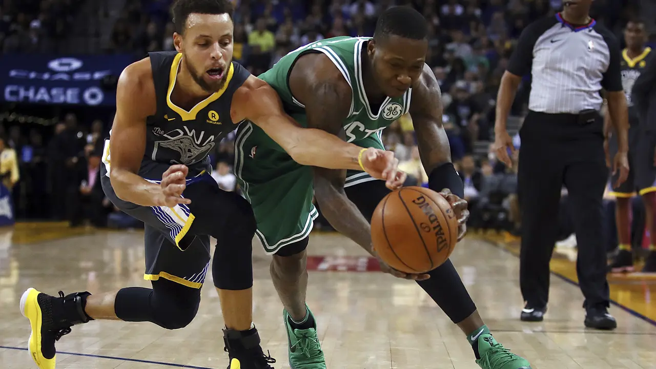 Stephen Curry (kiri) berebut bola dengan Marcus Smart (AP)